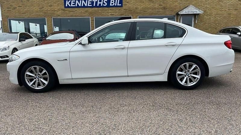 Vit Begagnad 2010 BMW 520 Sedan | 139 500 kr (Marknadspris) - Bild 1/4