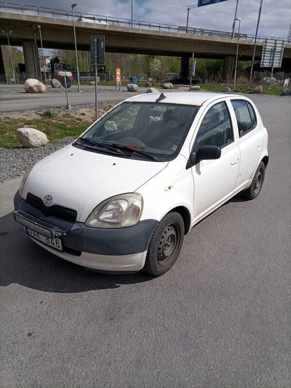 Vit Begagnad 2003 Toyota Yaris Halvkombi | 12 500 kr (Bra pris) - Bild 1/4