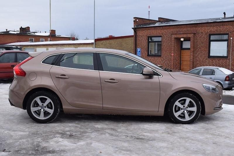 Begagnad Volvo V40 Momentum 150 HK (110 kW) 2016 Brun
