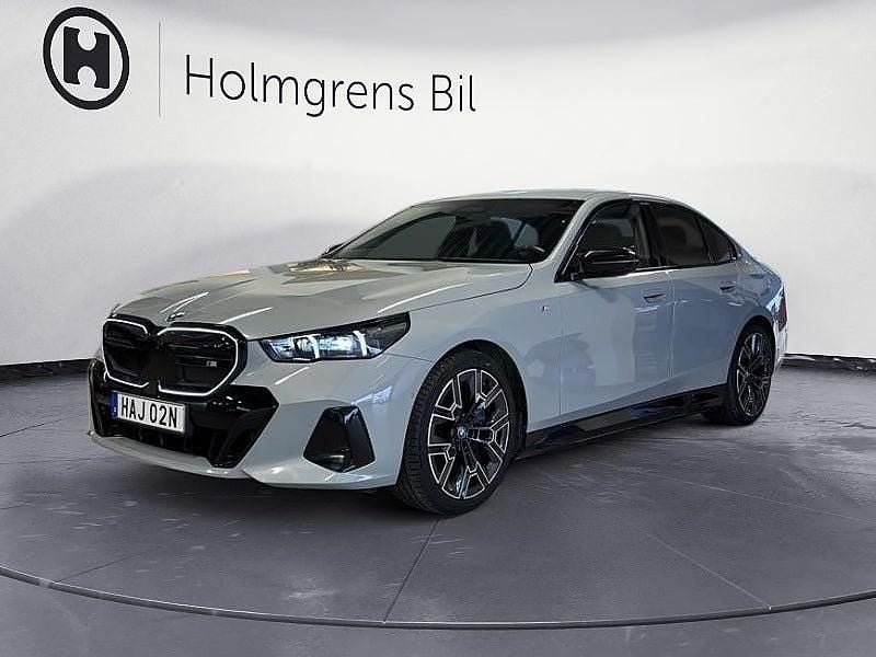 Grå Begagnad 2023 BMW i5 Comfort Edition Sedan | 782 800 kr (Marknadspris) - Bild 1/4