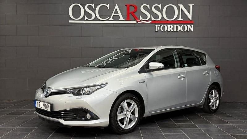 Silver Begagnad 2019 Toyota Auris Hybrid Active Halvkombi | 189 900 kr (Bra pris) - Bild 1/4