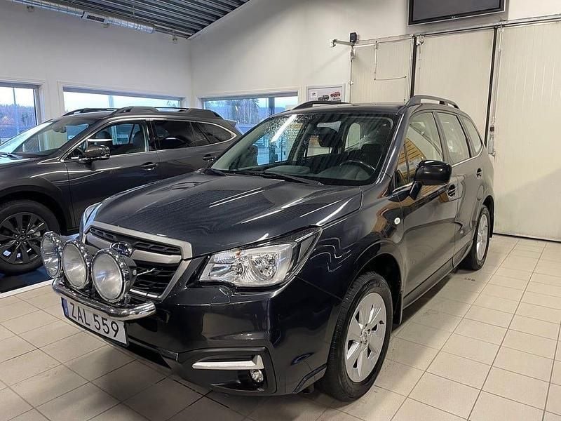 Grå metallic Begagnad 2018 Subaru Forester SUV | 215 000 kr (Marknadspris) - Bild 1/4