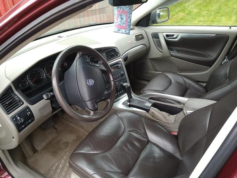 Röd Begagnad 2005 Volvo XC70 Momentum SUV | 39 000 kr (Bra pris) - Bild 1/4
