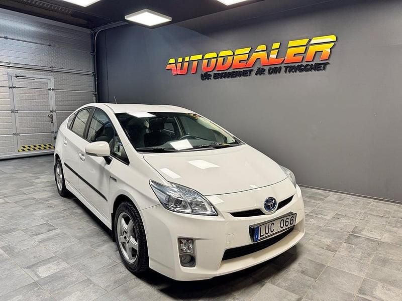 Vit Begagnad 2011 Toyota Prius Halvkombi | 109 900 kr (Lite dyr) - Bild 1/4