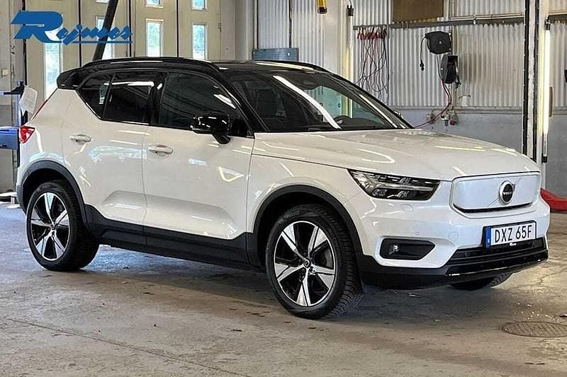 Vit (crystal vit metallic) Begagnad 2022 Volvo XC40 Plus SUV | 329 900 kr - Bild 1/4