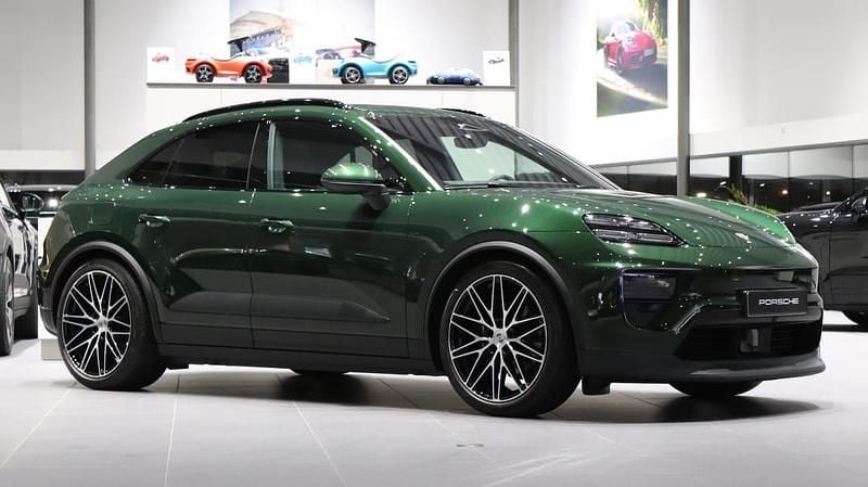 Mörkgrön Ny 2025 Porsche Macan 4 Electric SUV | 1 069 000 kr (Marknadspris) - Bild 1/4