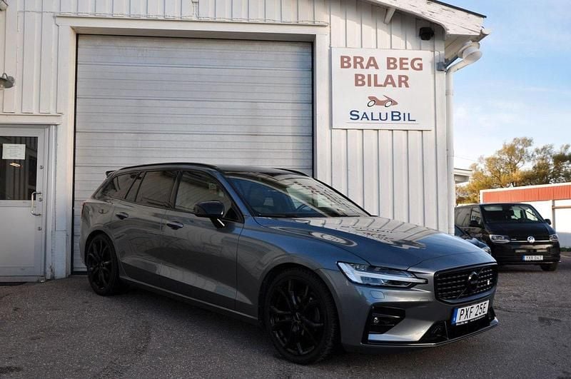 Grå Begagnad 2019 Volvo V60 R-Design Kombi | 329 000 kr (Marknadspris) - Bild 1/4