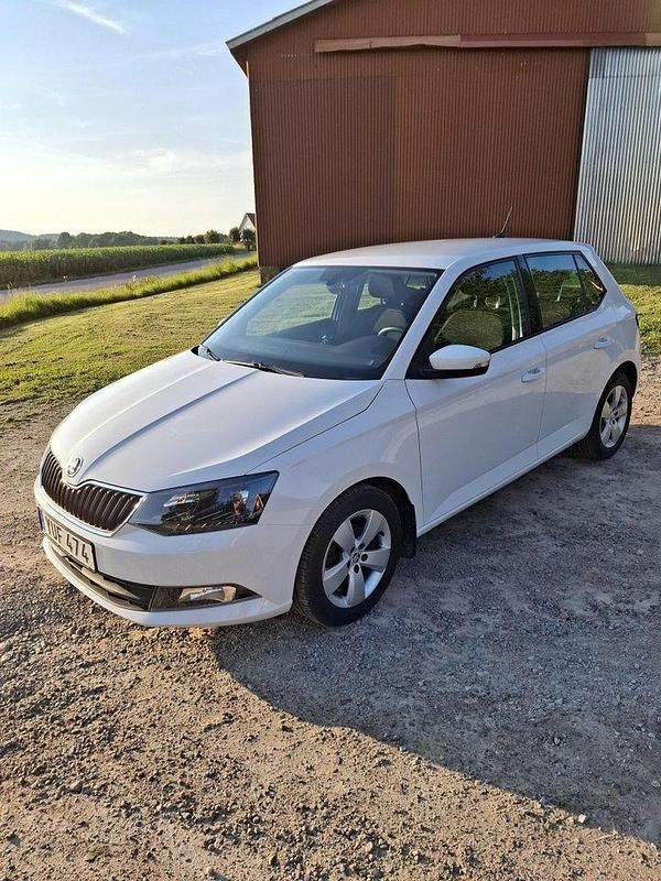 Vit Begagnad 2018 Skoda Fabia Style Halvkombi | 100 000 kr (Marknadspris) - Bild 1/4