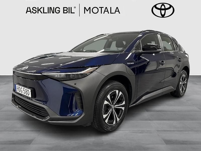 Mörkblå Begagnad 2023 Toyota bZ4X Active SUV | 369 000 kr - Bild 1/3