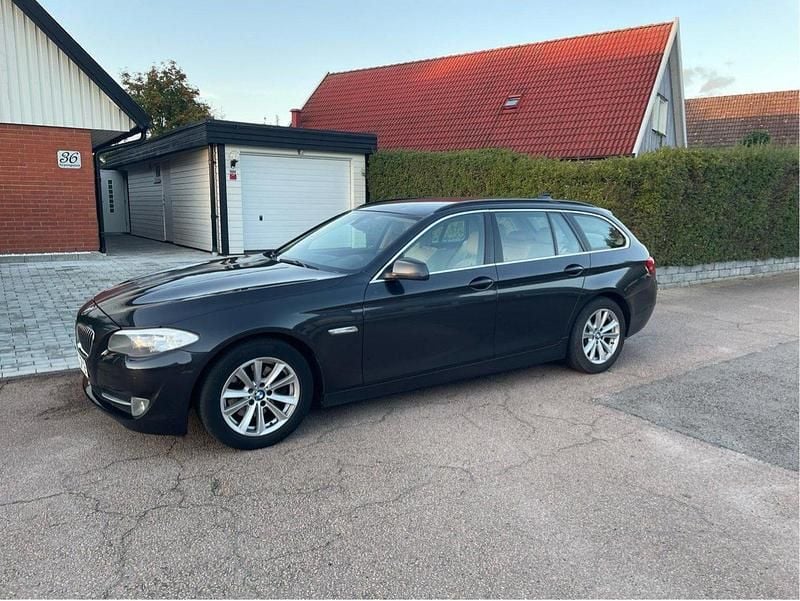 Svart Begagnad 2013 BMW 520 Kombi | 89 500 kr (Superpris) - Bild 1/4