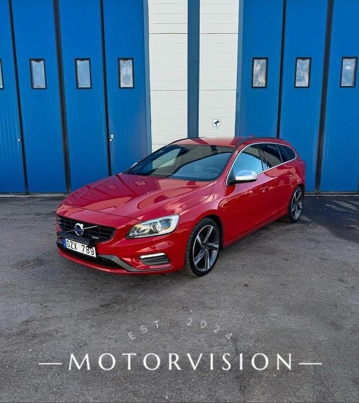 Röd Begagnad 2013 Volvo V60 R-Design Kombi | 129 000 kr (Dyr) - Bild 1/4