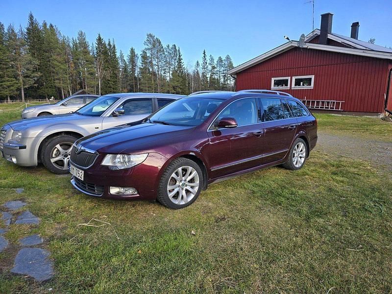 Röd Begagnad 2010 Skoda Superb Elegance Kombi | 75 000 kr (Lite dyr) - Bild 1/4