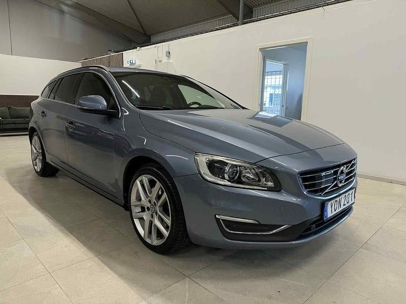Ljusblå (blå) Begagnad 2016 Volvo V60 Kombi | 129 900 kr (Marknadspris) - Bild 1/4