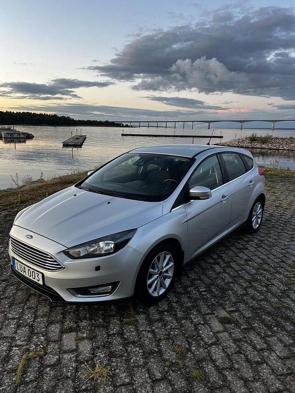 Grå Begagnad 2015 Ford Focus Titanium Halvkombi | 53 000 kr (Marknadspris) - Bild 1/4
