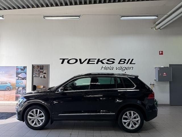 Svart (deep black pearl) Begagnad 2018 VW Tiguan Comfortline SUV | 209 900 kr (Marknadspris) - Bild 1/4