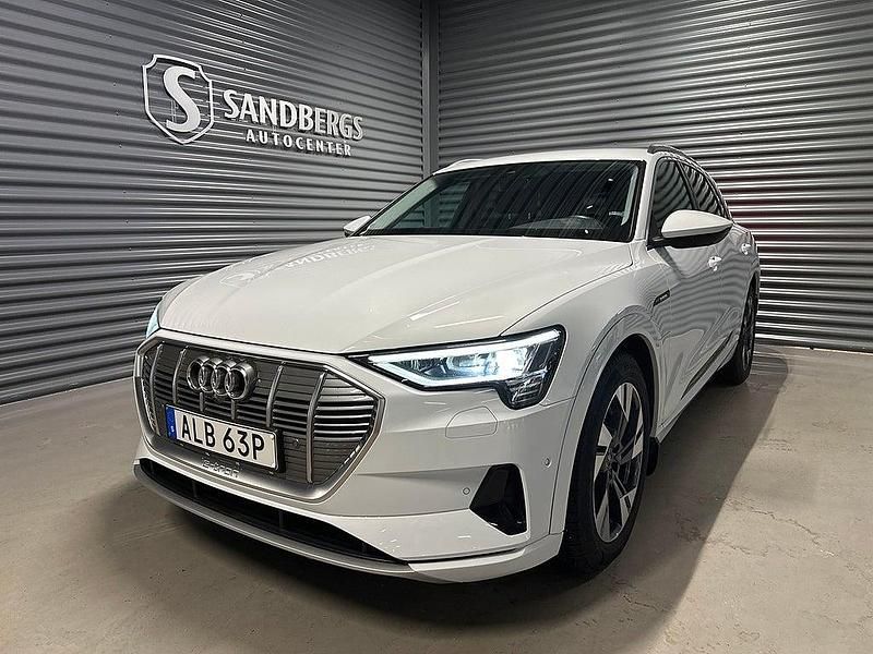 Vit Begagnad 2022 Audi e-tron Comfort SUV | 469 500 kr (Dyr) - Bild 1/4