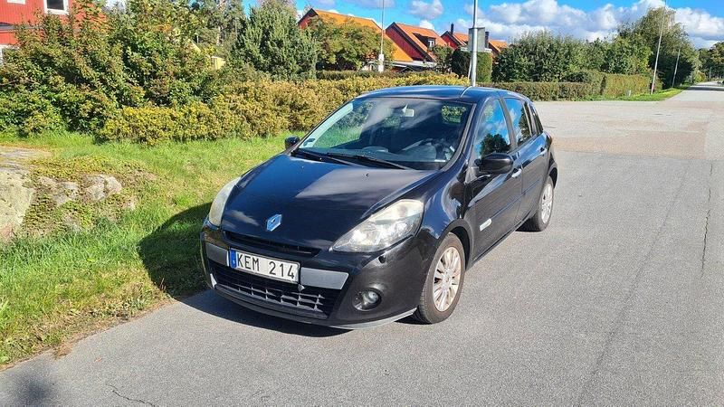 Svart Begagnad 2010 Renault Clio R.S. Halvkombi | 32 000 kr (Marknadspris) - Bild 1/4