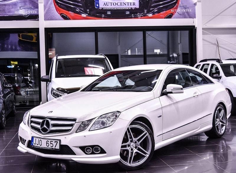 Vit Begagnad 2010 Mercedes E350 AMG Sportkupé | 139 900 kr (Marknadspris) - Bild 1/4