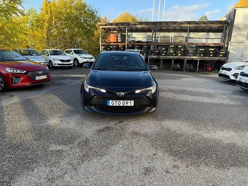 Mörkblå Begagnad 2022 Toyota Corolla Active Kombi | 184 900 kr (Marknadspris) - Bild 1/4