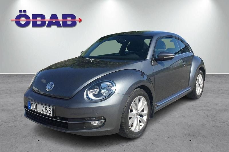 Mörkgrå Begagnad 2011 VW Beetle Halvkombi | 109 800 kr (Marknadspris) - Bild 1/4