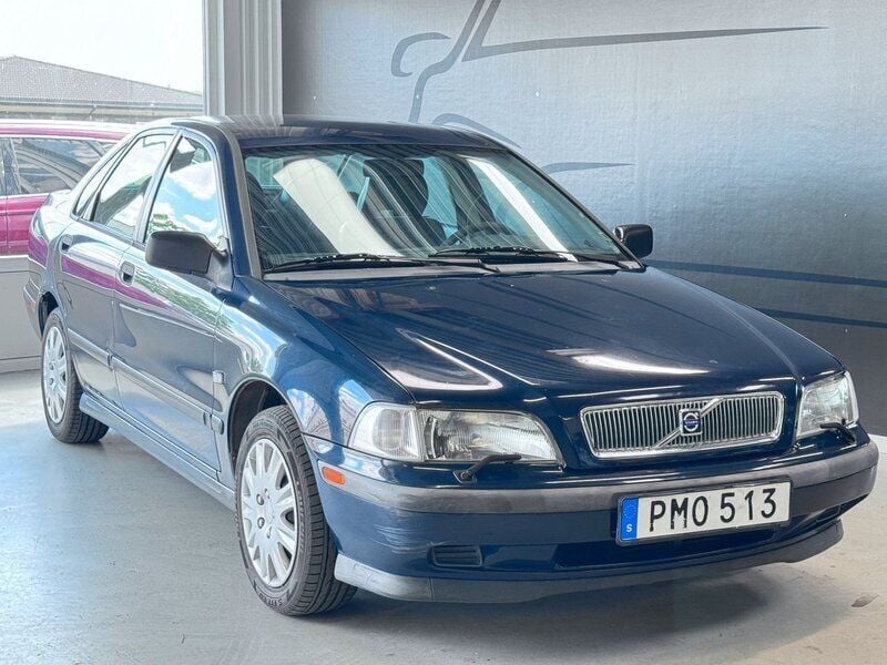 Mörkblå Begagnad 1999 Volvo S40 Sedan | 19 900 kr (Marknadspris) - Bild 1/3