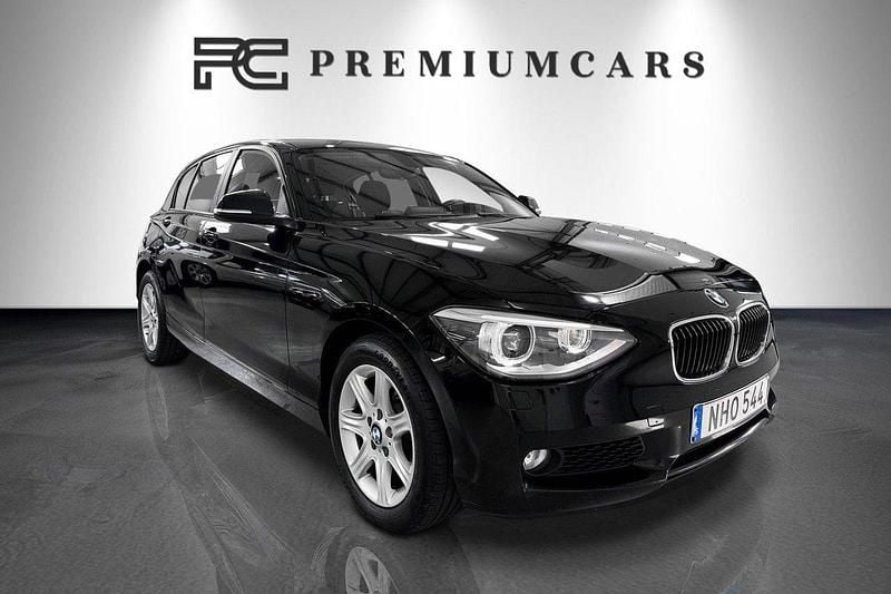 Svart Begagnad 2013 BMW 118 Halvkombi | 109 900 kr (Marknadspris) - Bild 1/4