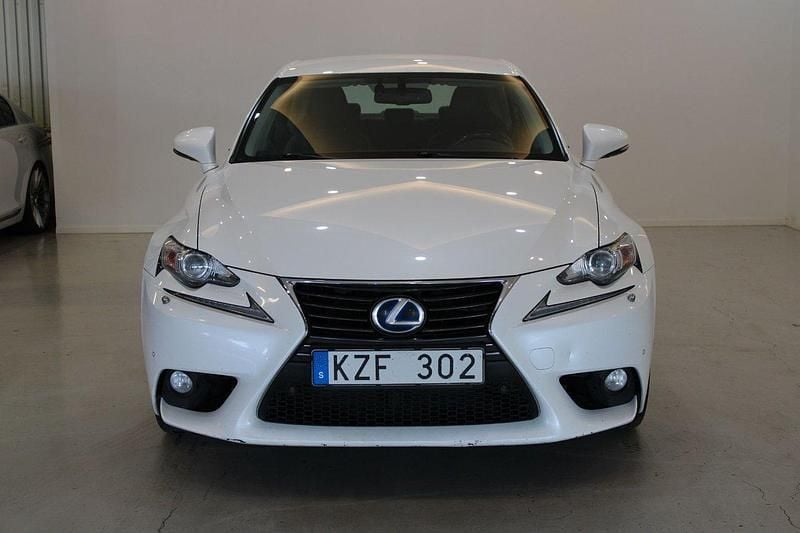 Vit Begagnad 2013 Lexus IS300h Executive Line Sedan | 129 900 kr (Marknadspris) - Bild 1/4