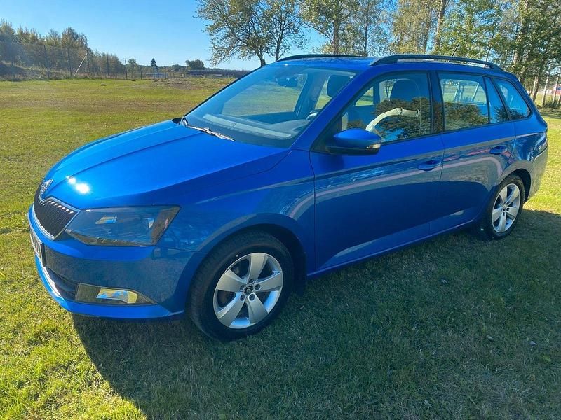 Blå Begagnad 2015 Skoda Fabia Style Kombi | 64 500 kr (Marknadspris) - Bild 1/4