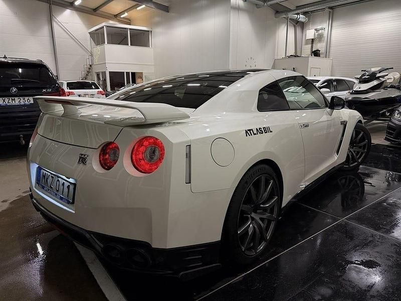 Begagnad Nissan GT-R GT 549 HK (403 kW) 2012 Vit Sportkupé