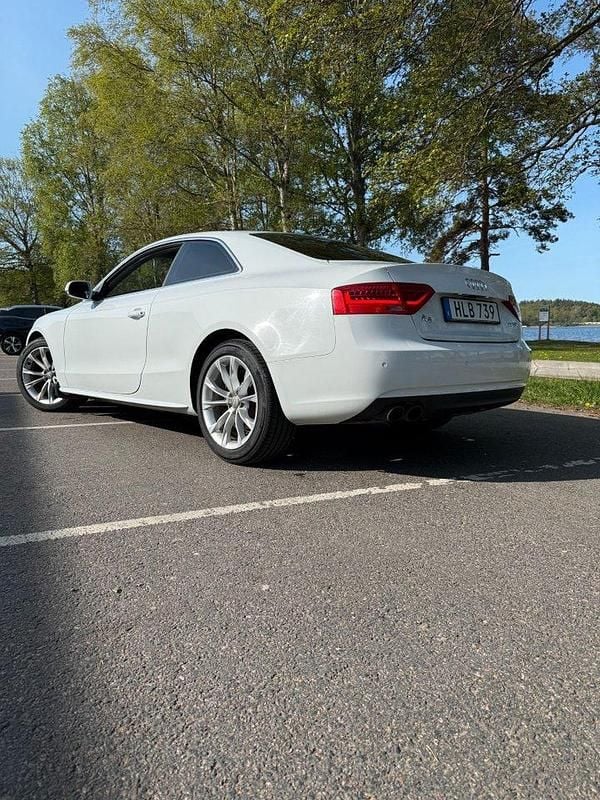 Vit Begagnad 2014 Audi A5 Comfort Sportkupé | 111 900 kr (Bra pris) - Bild 1/4