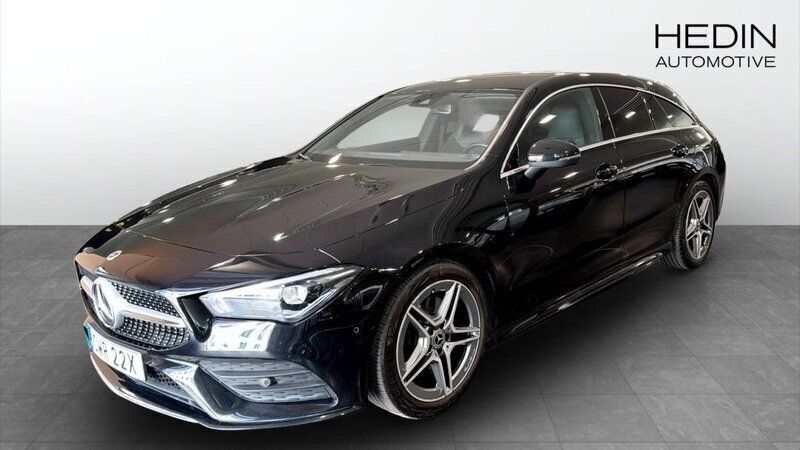 Svart (black) Begagnad 2023 Mercedes CLA200 Shooting Brake AMG Kombi | 329 900 kr (Marknadspris) - Bild 1/4