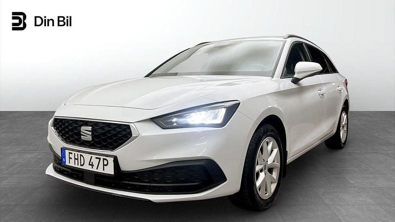 Vit (nevada white metallic) Begagnad 2021 Seat Leon Style Kombi | 203 900 kr (Marknadspris) - Bild 1/4