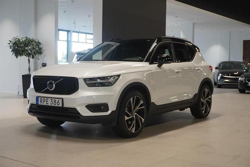 Vit Begagnad 2017 Volvo XC40 R-Design SUV | 348 900 kr (Marknadspris) - Bild 1/4