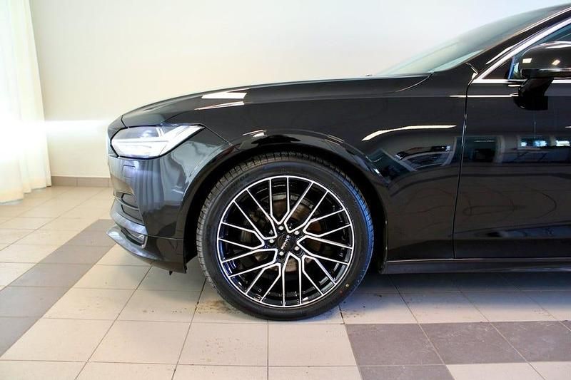 Begagnad Volvo V90 Momentum 190 HK (139 kW) 2020 Svart Kombi