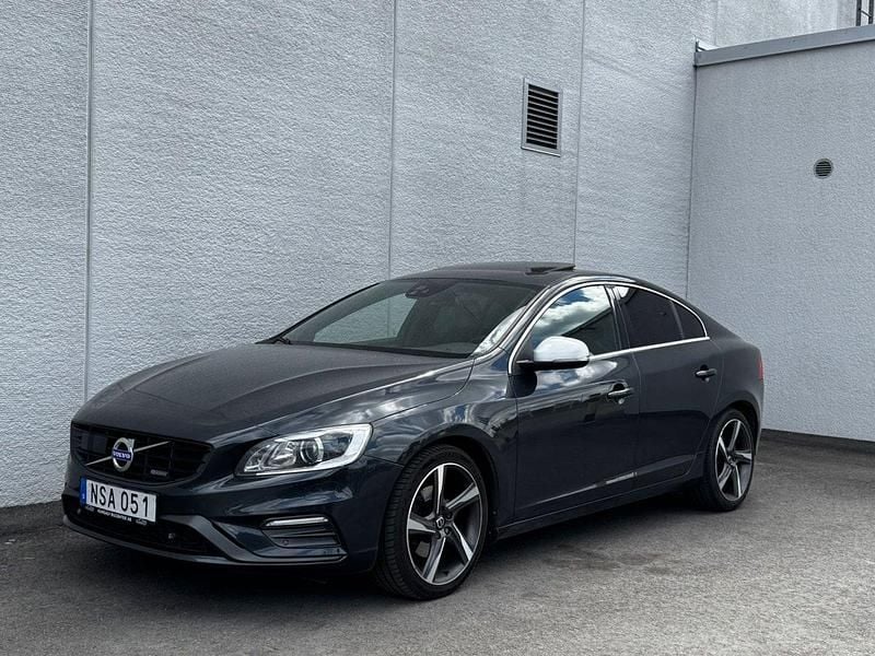 Grå Begagnad 2014 Volvo S60 R-Design Sedan | 134 900 kr (Bra pris) - Bild 1/4