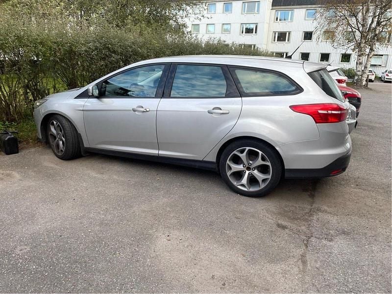 Grå Begagnad 2015 Ford Focus Kombi | 48 500 kr (Bra pris) - Bild 1/4