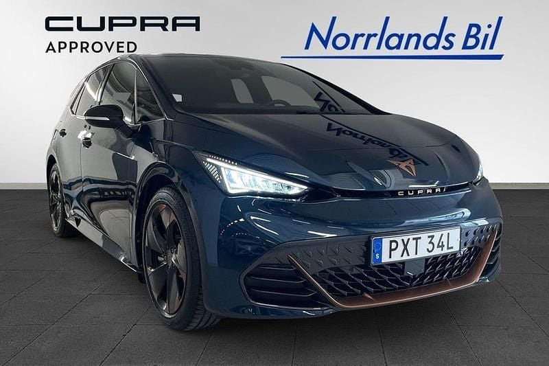 Mörkblå (aurora blue metallic) Begagnad 2025 Cupra Born e-Boost Halvkombi | 399 000 kr (Dyr) - Bild 1/4