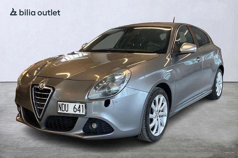 Grå Begagnad 2012 Alfa Romeo Giulietta Halvkombi | 69 900 kr (Superpris) - Bild 1/4