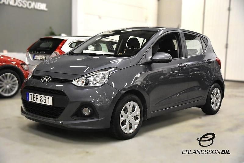 Mörkgrå Begagnad 2016 Hyundai i10 Halvkombi | 74 900 kr (Marknadspris) - Bild 1/4
