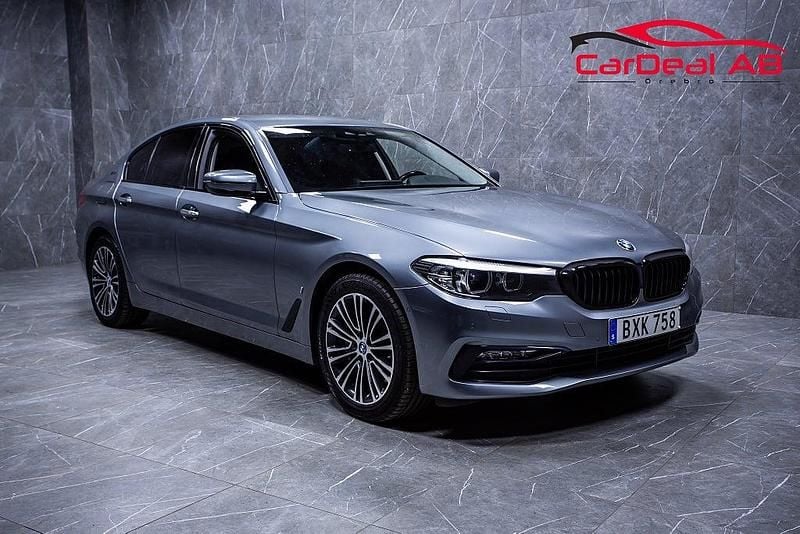 Blå Begagnad 2018 BMW 530e iPerformance Sedan | 249 800 kr (Bra pris) - Bild 1/4