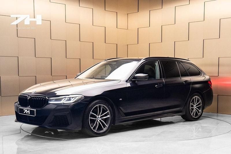 Svart Begagnad 2021 BMW 520 M Sport Kombi | 389 900 kr (Lite dyr) - Bild 1/4