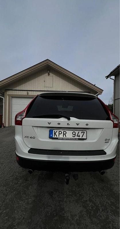 Vit Begagnad 2013 Volvo XC60 Momentum SUV | 179 000 kr (Marknadspris) - Bild 1/4