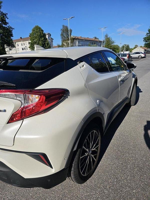 Vit Begagnad 2017 Toyota C-HR Executive SUV | 163 000 kr (Marknadspris) - Bild 1/4