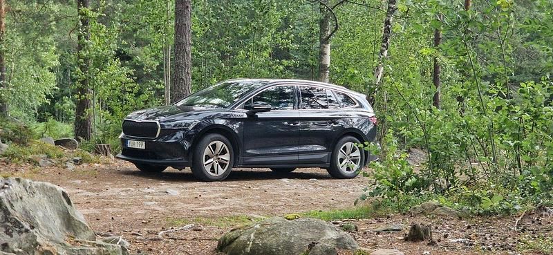 Svart Begagnad 2022 Skoda Enyaq iV SUV | 344 900 kr (Marknadspris) - Bild 1/4