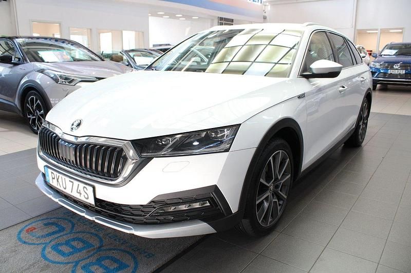 Vit Begagnad 2022 Skoda Octavia Scout Kombi | 294 900 kr (Marknadspris) - Bild 1/4