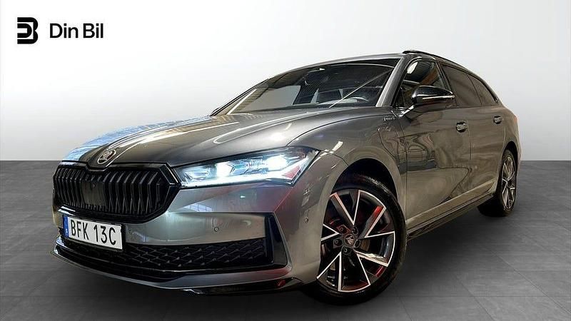Graphite grey metallic Begagnad 2025 Skoda Superb SportLine Kombi | 489 900 kr - Bild 1/4