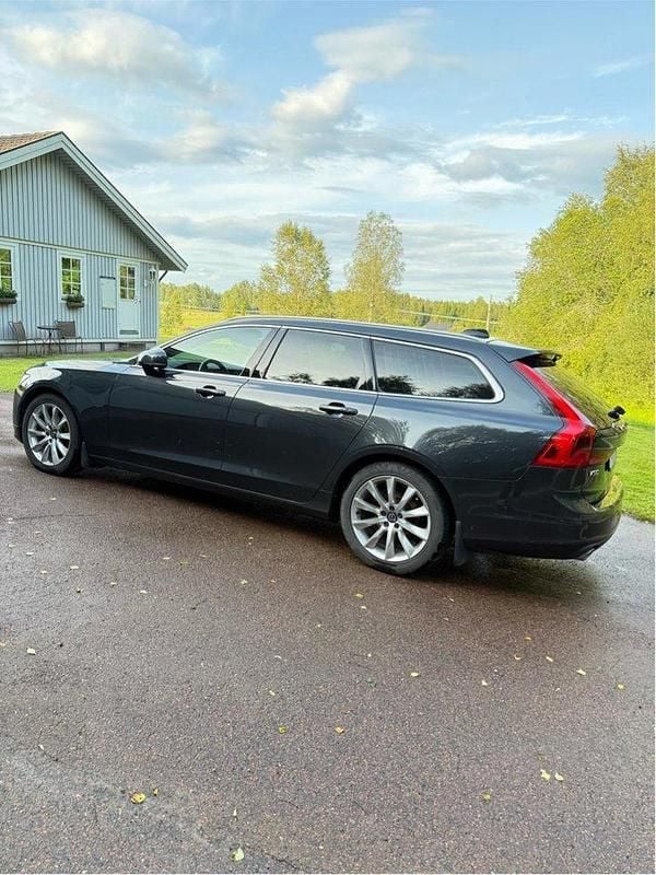 Grå Begagnad 2018 Volvo V90 Momentum Kombi | 215 000 kr (Marknadspris) - Bild 1/4