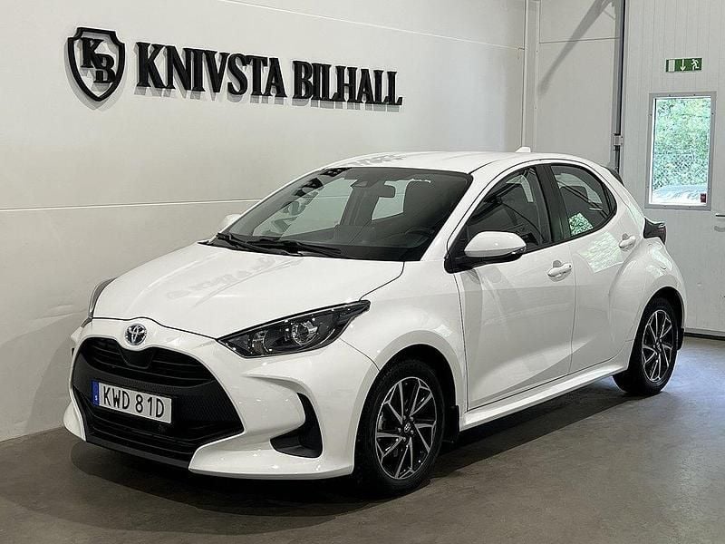 Vit Begagnad 2021 Toyota Yaris Hybrid Active Halvkombi | 198 800 kr (Marknadspris) - Bild 1/4