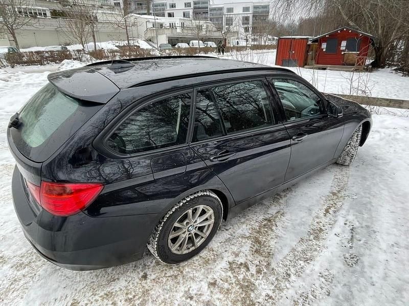 Begagnad BMW 320 184 HK (135 kW) 2014 Svart metallic Kombi