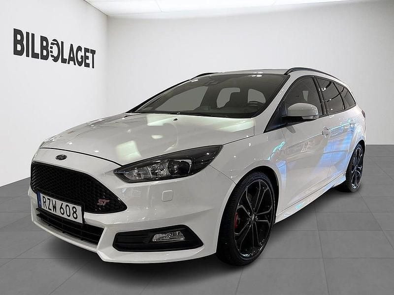 Vit Begagnad 2016 Ford Focus ST Kombi | 209 800 kr - Bild 1/4